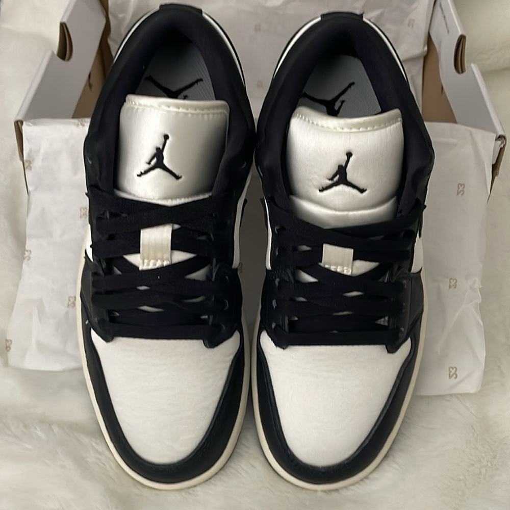 WMNS Air Jordan 1 Low SE